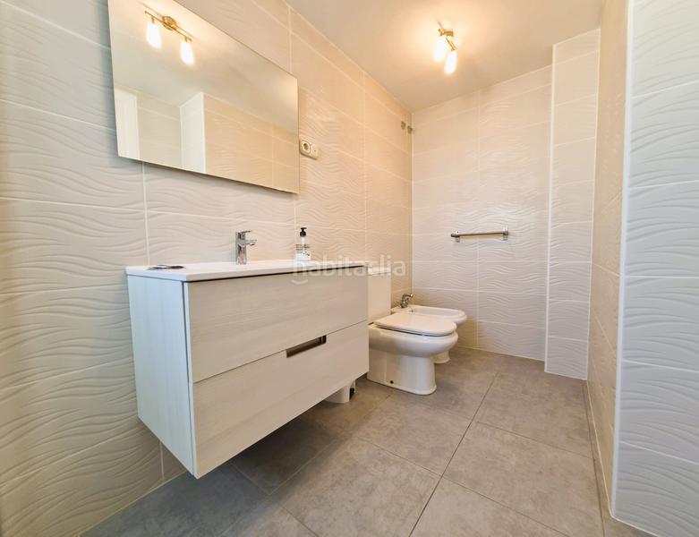 Foto da84ffee-511f-484c-b5ab-8e0d4e81cde9. Casa adosada ubicada en la codiciada urbanización jardines del golf en duquesa, españa, esta elegante casa adosada se encuentra en primera líne en Manilva