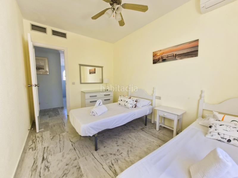 Foto e3f88672-9dce-4ca7-9d0e-819138d5d104. Casa adosada ubicada en la codiciada urbanización jardines del golf en duquesa, españa, esta elegante casa adosada se encuentra en primera líne en Manilva