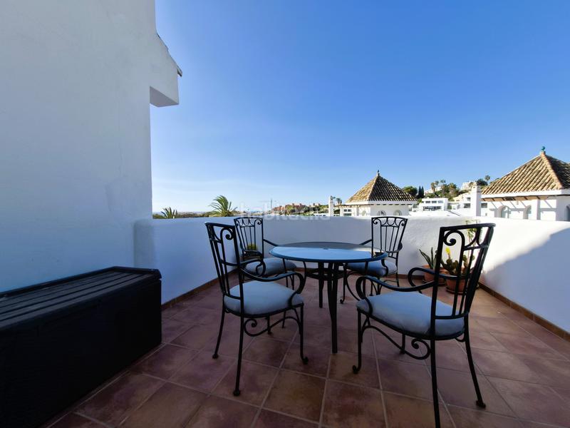 Foto ee368465-0cdc-4678-8d7b-752bc54d3bb7. Casa adosada ubicada en la codiciada urbanización jardines del golf en duquesa, españa, esta elegante casa adosada se encuentra en primera líne en Manilva
