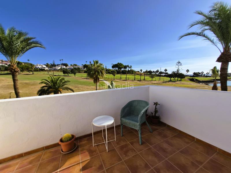 Foto efc582bb-35ce-4e35-a3a7-329a1f9ffafb. Casa adosada ubicada en la codiciada urbanización jardines del golf en duquesa, españa, esta elegante casa adosada se encuentra en primera líne en Manilva