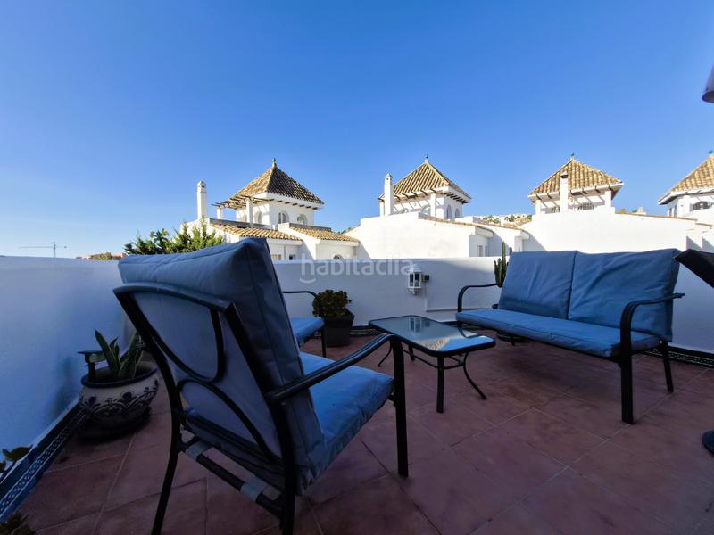 Foto f5d13a4c-b29a-4d79-96a9-c04e386fd355. Casa adosada ubicada en la codiciada urbanización jardines del golf en duquesa, españa, esta elegante casa adosada se encuentra en primera líne en Manilva