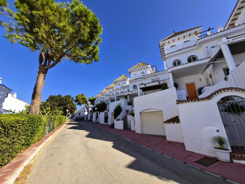 Foto fbeb97f7-8fb7-4ed6-89e2-e2e1db53c89a. Casa adosada ubicada en la codiciada urbanización jardines del golf en duquesa, españa, esta elegante casa adosada se encuentra en primera líne en Manilva