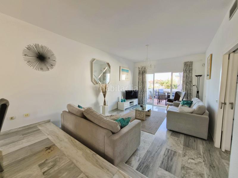 Foto fd3b15fa-e66c-4581-bb49-7163422f121a. Casa adosada ubicada en la codiciada urbanización jardines del golf en duquesa, españa, esta elegante casa adosada se encuentra en primera líne en Manilva
