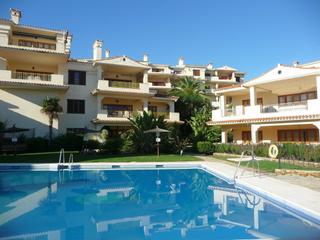 Apartament en La Duquesa. Impresionante apartamento en planta baja de 3 dormitorios y 3 ba
