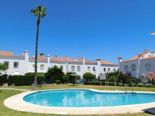 Casa adossada a Marina de Casares. Esta impresionante casa adosada esquinera en marina de casares e