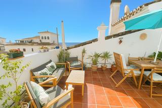 Àtic a Puerto de la Duquesa. Impresionante ático dúplex de 2 dormitorios y 2 baños en el cora
