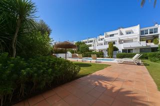 Dúplex a Sotogrande Costa. Este fantástico apartamento dúplex de 3 dormitorios se encuentra