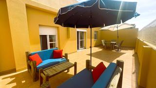 Àtic a San Luis de Sabinillas. Este elegante ático de 2 dormitorios cuenta con una terraza sole