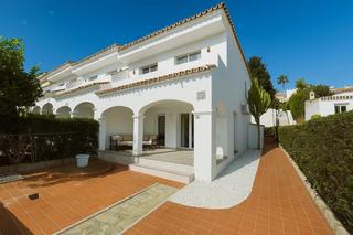 Casa aparellada a Alcorrín. Esta es una casa adosada con orientación sur, bellamente renovad