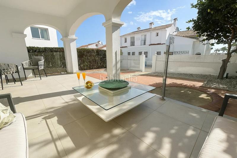 Foto 0705cf4a-1307-411d-b5b6-6216e95bbed3. Casa aparellada amb piscina a Alcorrín Manilva