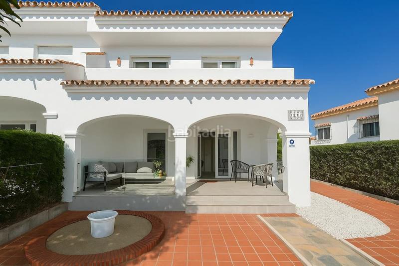 Foto 5174655b-d185-4b84-bb15-7813a3664a0c. Casa aparellada amb piscina a Alcorrín Manilva
