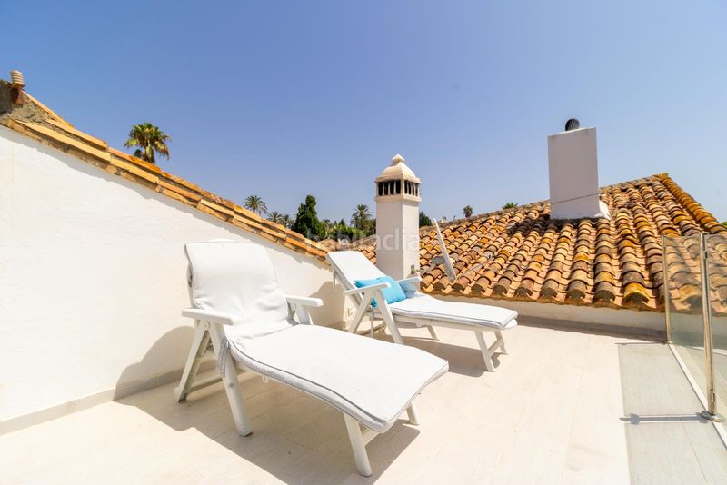 Foto beedbfa4-d48f-47b0-8b71-c4e7cb35f17f. Casa adossada a Bahía Dorada Estepona