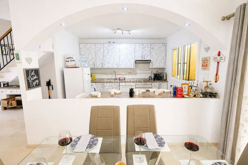 Foto b7b6fc9b-4724-4d92-9219-5a96ec136b94. Casa adosada maravillosa casa adosada de 3 dormitorioes en viñas del mar, en Manilva