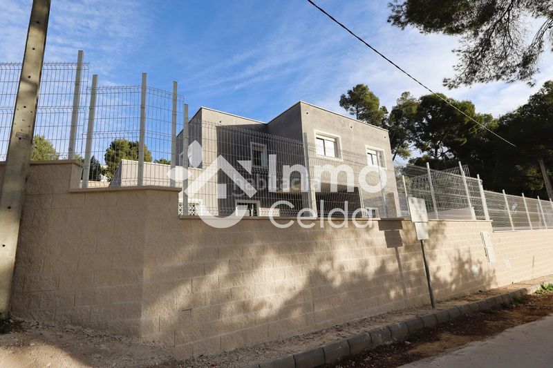 Foto 2eb8e5d1-d809-4fa5-a5b1-d3f62efe1953. Casa aparellada a Cortes-Huertas Madrid
