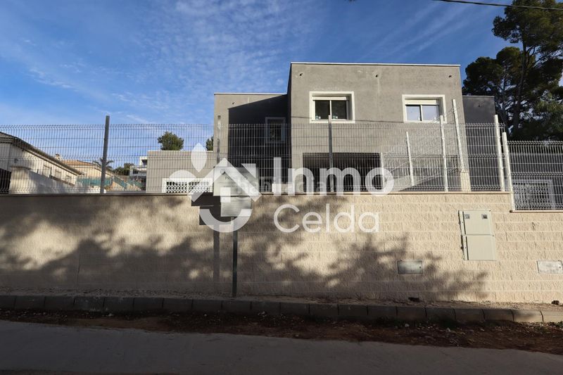 Foto be56b0fe-f201-4a3c-b6c4-f77afdd3589a. Casa aparellada a Cortes-Huertas Madrid