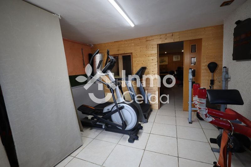 Foto 04f0efac-c4a0-4283-97ba-02d7f27f2711. Casa adossada amb calefacció aparcament piscina a Chiva