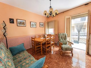 Apartment in Sueca. Vivienda de tres dormitorios con balcón y trastero junto a la es