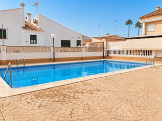 Maison à Les Palmeres. Chalet pareado a 50 metros de la playa en las palmeras