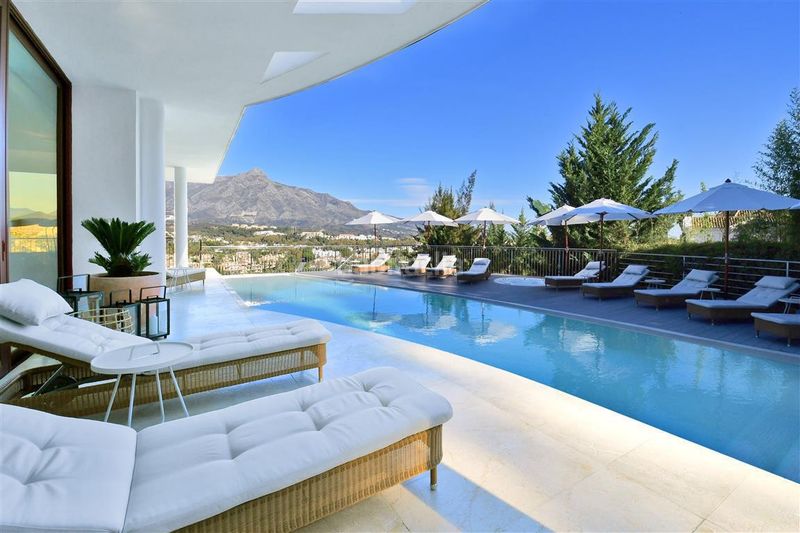 Foto 31ecddf7-ee57-4e89-b904-df67ce8d7a91. Casa amb aparcament piscina a Las Brisas Marbella