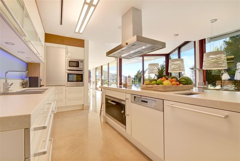 Foto ac06d512-830a-4b3a-b439-998f949d50eb. Casa amb aparcament piscina a Las Brisas Marbella