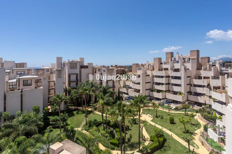 Foto b451ae6f-8e5d-4777-b2a2-b9646d4334f1. Àtic amb aparcament piscina a Zona de Punta Plata Estepona