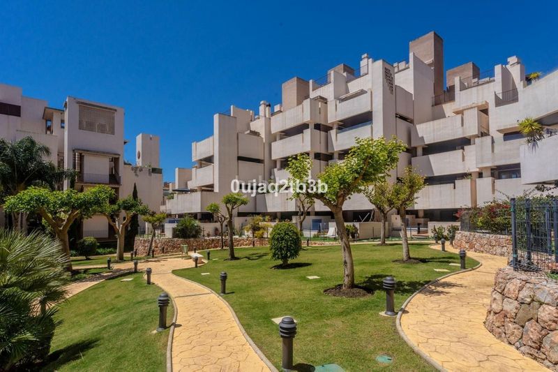 Foto f0ecf506-c826-4af4-ba4b-a1e22474d8b6. Àtic amb aparcament piscina a Zona de Punta Plata Estepona