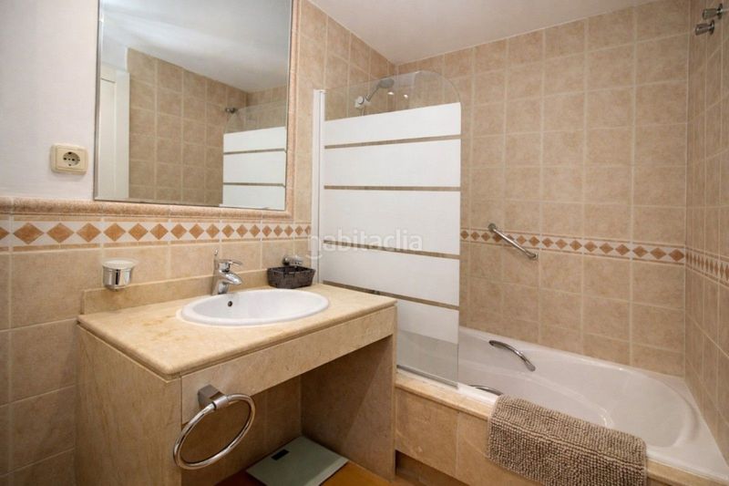 Foto 20ae185f-4b1d-4714-8f40-0f8ef6191e34. Apartament amb aparcament a Las Lomas de Río Verde Marbella
