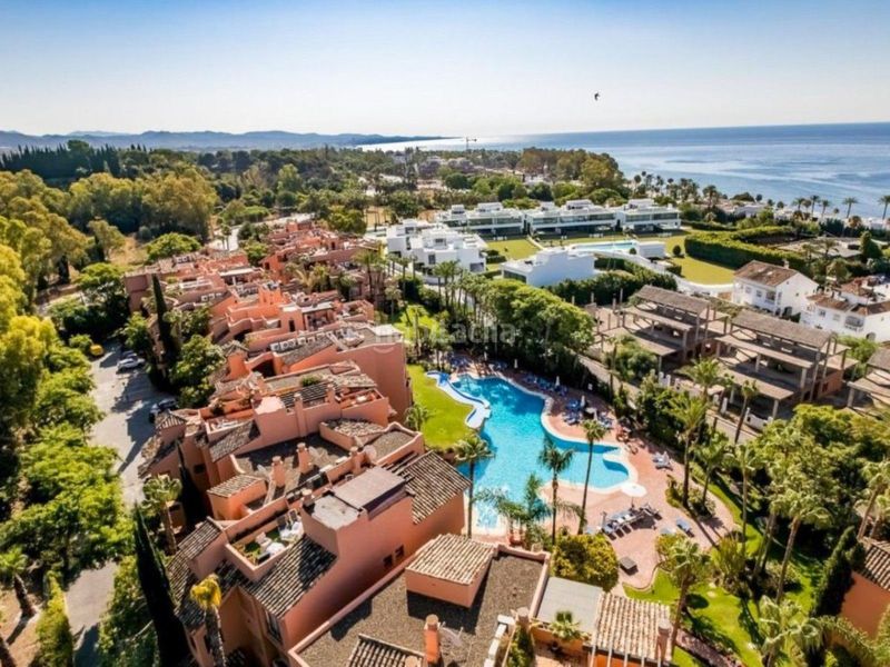 Foto 9ee6bc7c-972a-46d2-b8ec-057de052944f. Apartament amb aparcament a Las Lomas de Río Verde Marbella