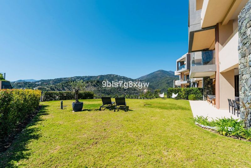 Foto 9d2ffe03-d4ee-45e0-b464-87531915e7d4. Apartament amb aparcament a El Madroñal Benahavís