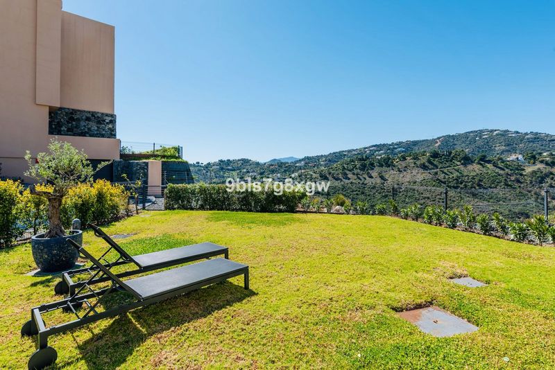 Foto f718754b-f607-46ee-a947-66a8191e5ebc. Apartament amb aparcament a El Madroñal Benahavís
