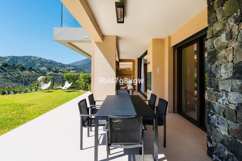 Foto f805c0a9-0e74-4dc8-a01d-38e39d975413. Apartament amb aparcament a El Madroñal Benahavís