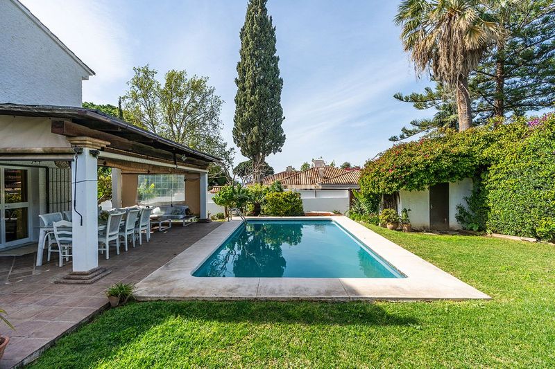 Foto ea483c11-22c8-4bd4-ad0c-9e0c18d87562. Casa amb aparcament piscina a Río Real Marbella