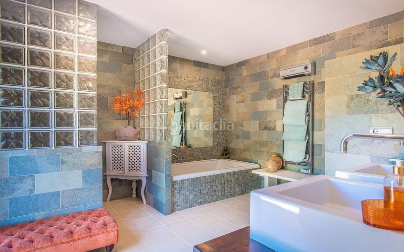 Foto 40e7f39e-7904-4290-a290-db6d400afa75. Casa amb piscina a Centro Estepona