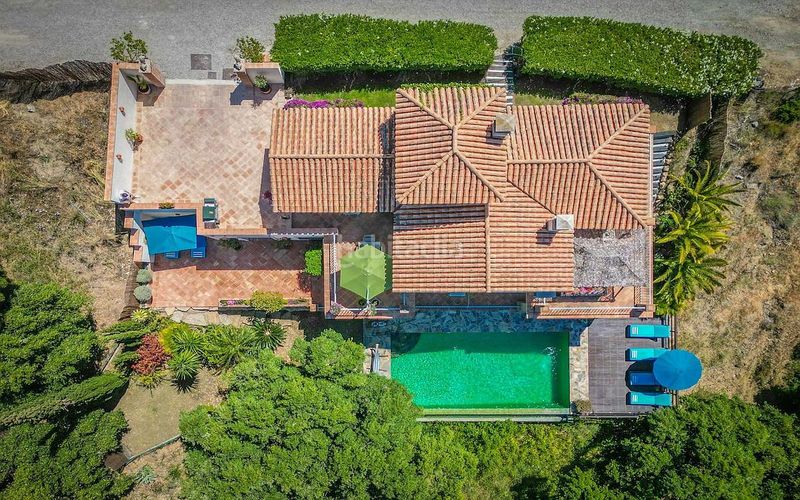 Foto df03c7ec-f77b-4ec3-89f9-ad55f330e96f. Casa amb piscina a Centro Estepona