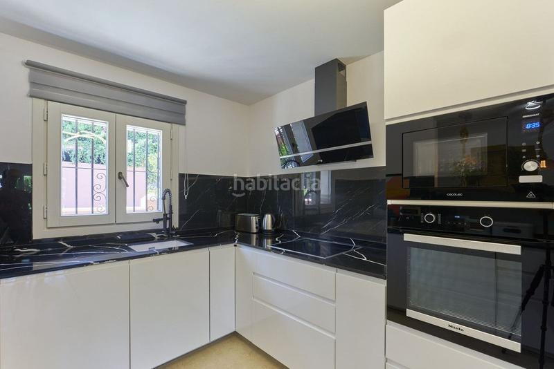 Foto f1a3246c-8d63-4db0-a030-5521102178fd. Semi detached house with heating pool in La Carolina - Guadalpín Marbella