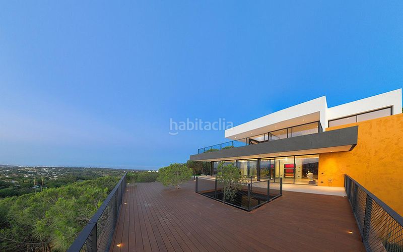 Foto a9dd1f4e-01c0-47a4-8134-8f40446b6a58. Casa amb piscina a Sotogrande costa Sotogrande