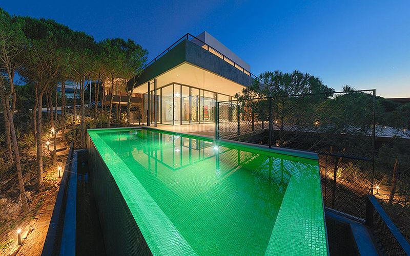 Foto f99aee3e-2d56-4a93-88ef-1b2fb18335a9. Casa amb piscina a Sotogrande costa Sotogrande