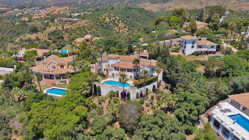 Foto 91bb13a0-5a2a-4a87-8028-2cd55952f1a4. Casa amb aparcament piscina a Hacienda Las Chapas Marbella