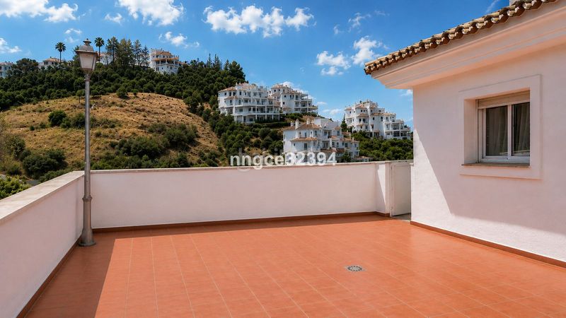Foto 75a19476-3095-42ac-8cd6-5f371d3beb18. Àtic amb aparcament piscina a Los Naranjos Marbella