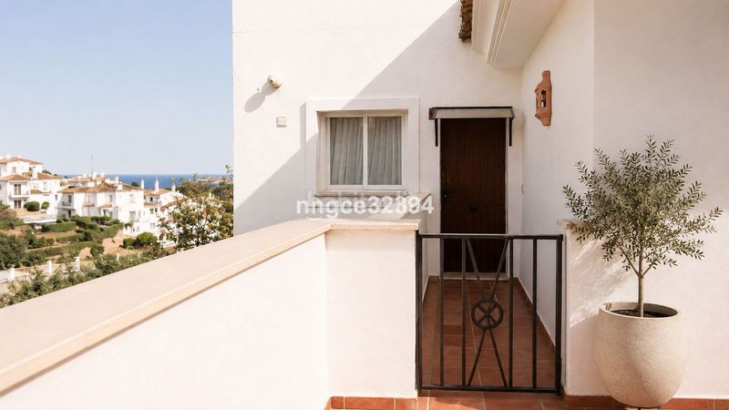 Foto ea86ee3f-8963-49a6-80cd-57d617eec59d. Àtic amb aparcament piscina a Los Naranjos Marbella