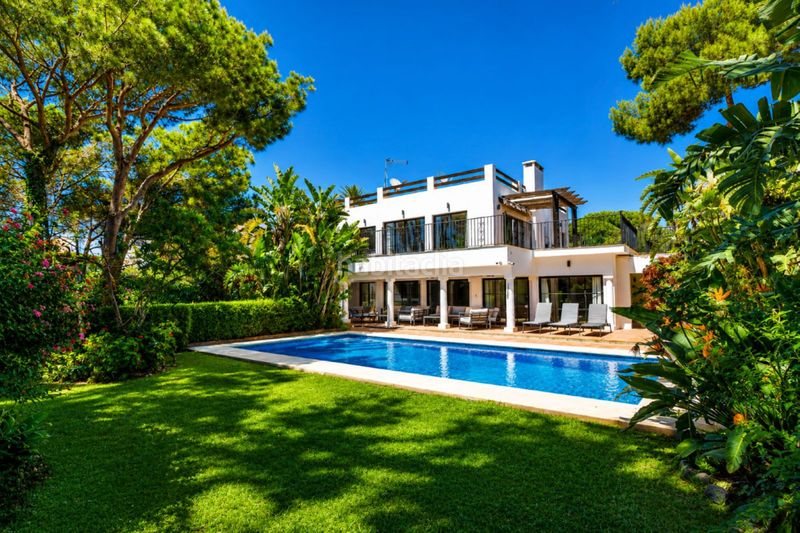 Foto 8c4291c4-dc2b-4404-a89a-df862a5fe949. Casa amb aparcament piscina a Hacienda Las Chapas Marbella