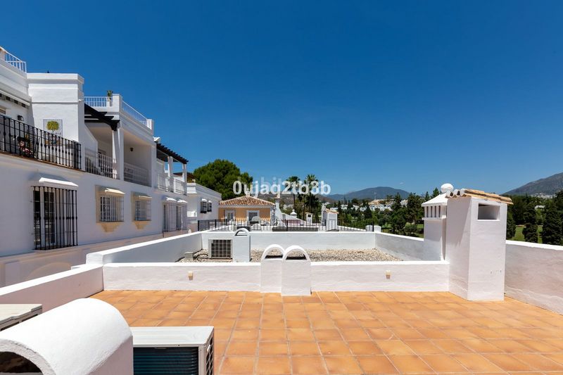 Foto 9ce08ac5-f6be-4643-9036-80d7d8fd9644. Casa adossada amb aparcament piscina a Aloha Marbella