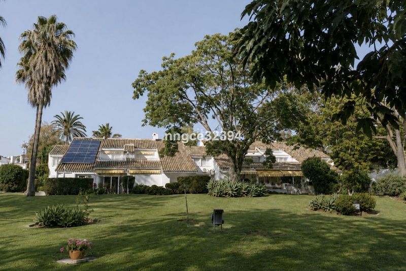 Foto 8127a190-1053-489a-aa5f-ccf83f588c8a. Casa amb aparcament piscina a Puerto Banús Marbella