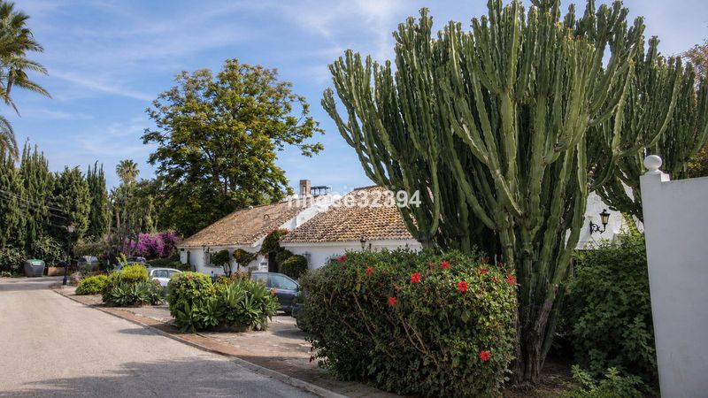 Foto c7a1b8d7-8f2b-4fc5-b302-6b2f176f4e13. Casa amb aparcament piscina a Puerto Banús Marbella