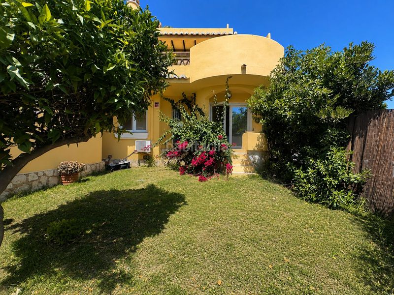 Foto b0b93438-daf6-4f94-9b2e-6836bd23e990. Casa adossada a Calahonda Mijas