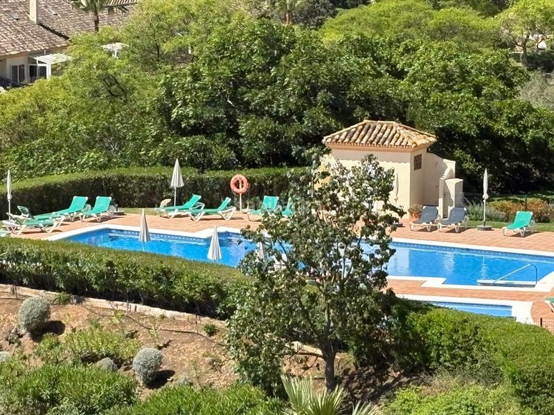 Foto b33a2855-af5c-442a-842c-916ad52ee7fe. Àtic amb aparcament a Elviria Marbella