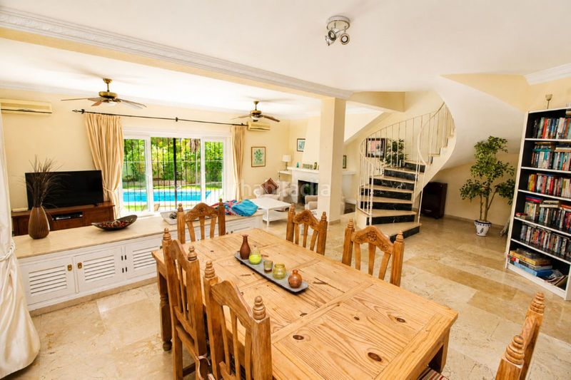 Foto e158b80c-b2f6-43f5-b72a-94ac198e45fc. Casa amb aparcament piscina a Calahonda Mijas
