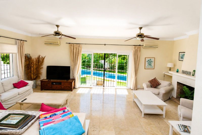 Foto f3e28f60-3396-4ac9-a647-f648e6044838. Casa amb aparcament piscina a Calahonda Mijas