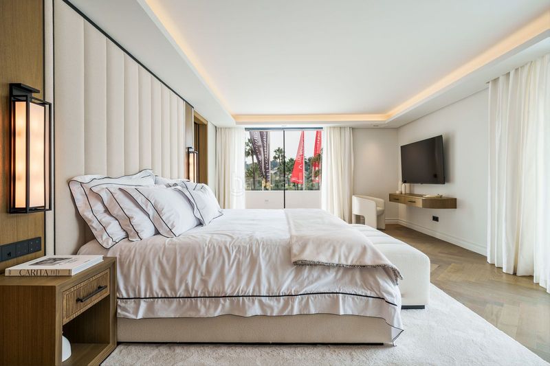 Foto a06a9eb7-2ed7-4344-9dcb-9b85a8251ecd. Casa amb piscina a Los Naranjos Marbella