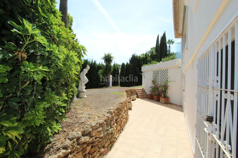 Foto 3c83e7d9-08b5-4979-b667-fd7b5d4396a5. Casa amb piscina a Elviria Marbella